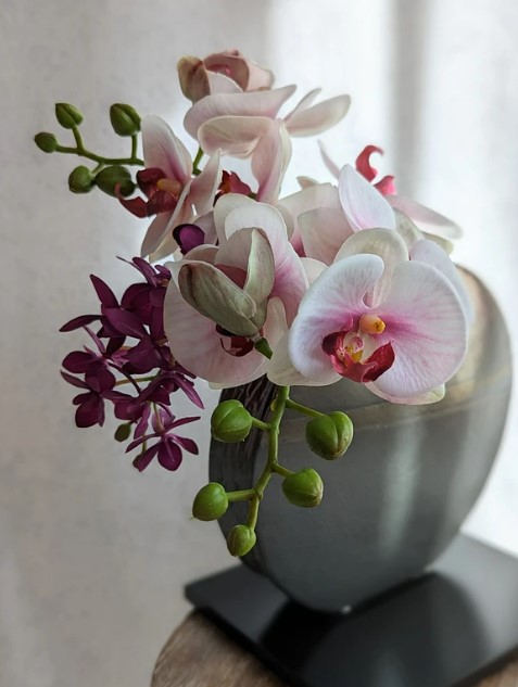 スタイリッシュに美しく。花台付き胡蝶蘭アレンジメント
