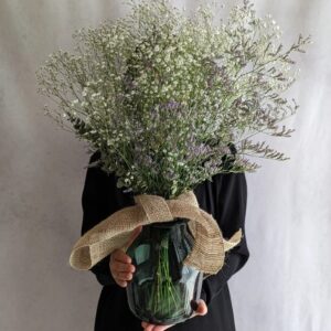 かすみ草とブルーファンタジアの花瓶付きアレンジメント