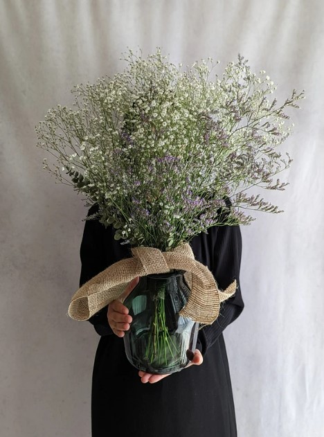 かすみ草とブルーファンタジアの花瓶付きアレンジメント