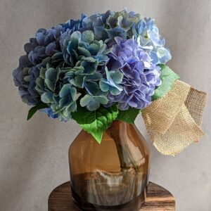 鮮やかなブルーが美しい、紫陽花の アレンジメント