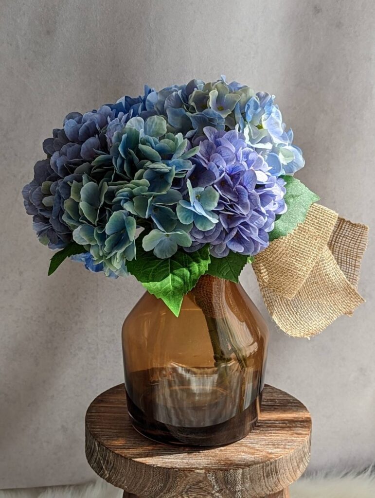 鮮やかなブルーが美しい、紫陽花の アレンジメント