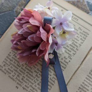 ダスティモーブのアネモネとグレイの紫陽花のコサージュ